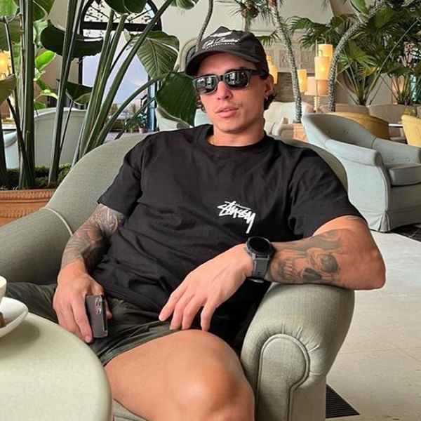 THE EVOLUTION OF SUNGLASSES: FROM EYE PROTECTION TO CULTURAL ICON